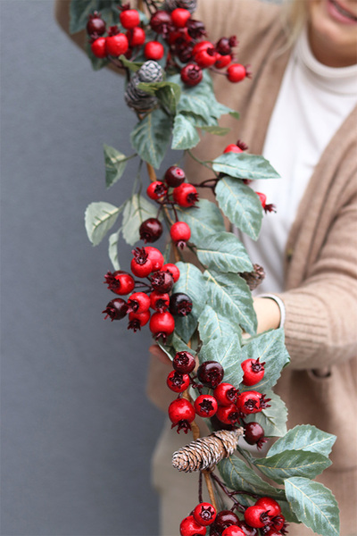 Zimowy Głóg, girlanda z owoców i liści