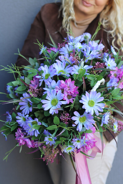 Fioletowe Kosmosy, kompozycja kwiatowa w koszu