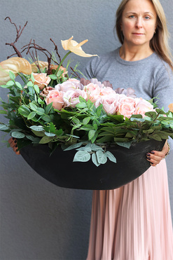 Bliskość Cappuccino, kompozycja nagrobna w naczyniu łódce, wym.60x95cm