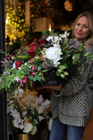 Ruberia 2, kompozycja nagrobna w misie z bordową chryzantemą