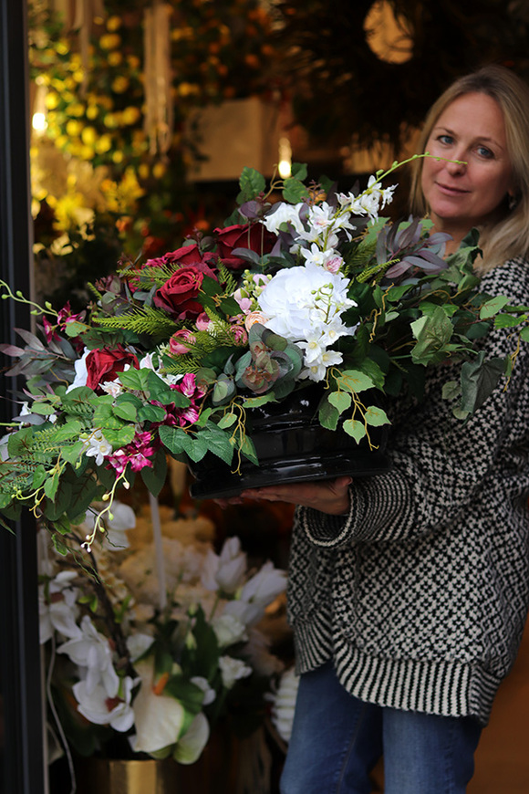 Ruberia 2, kompozycja nagrobna w misie z bordową chryzantemą