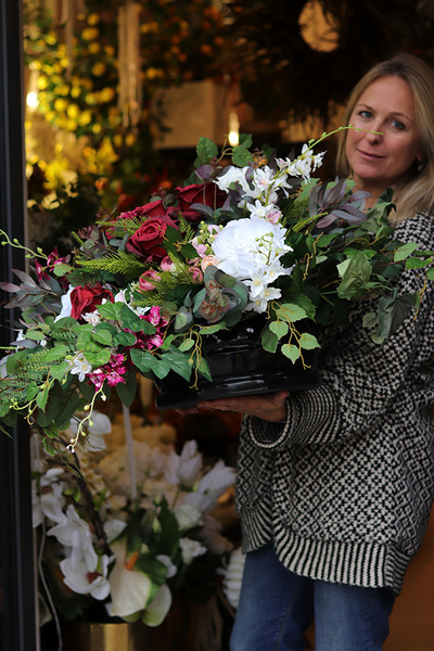 Ruberia 2, kompozycja nagrobna w misie z bordową chryzantemą