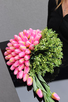 Tulippo New Design Candy 2, dekoracja nagrobna na czarnej podstawie