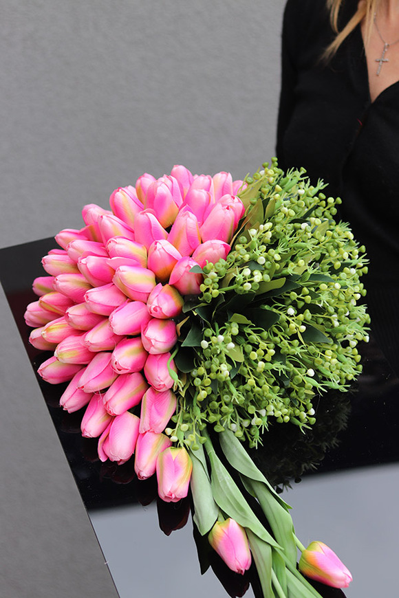 Tulippo New Design Candy 2, dekoracja nagrobna na czarnej podstawie