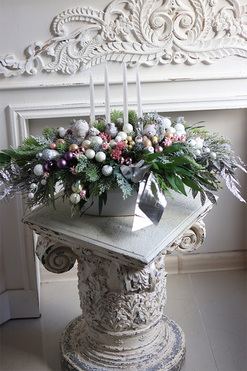 Pudrovy Adwent, adwentowy stroik na stół, wym.40x65x31cm