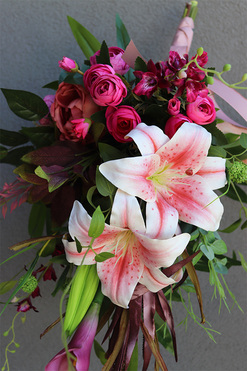 Marita, bukiet nagrobny z liliami, wys.90cm 