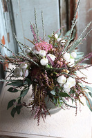 Hassati Milia, efektowna kompozycja kwiatowa w szklanym naczyniu, wym.35x35cm