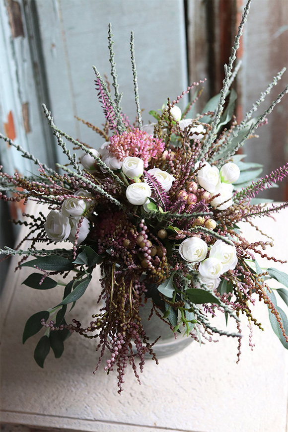 Hassati Milia, efektowna kompozycja kwiatowa w szklanym naczyniu, wym.35x35cm