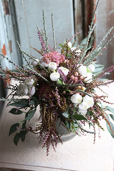 Hassati Milia, efektowna kompozycja kwiatowa w szklanym naczyniu, wym.35x35cm