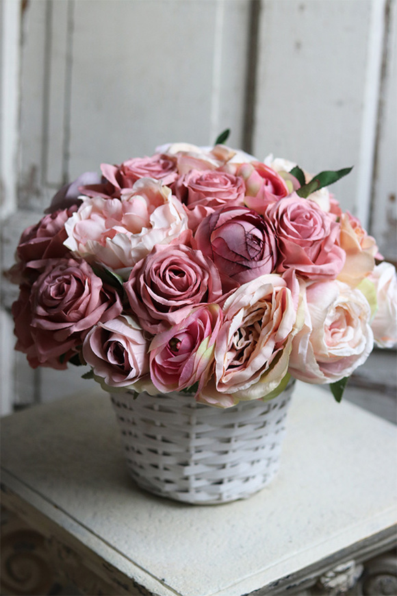 kosz różowych kwiatów, Nenufar, wys.35cm