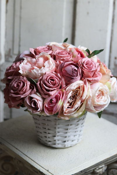 kosz różowych kwiatów, Nenufar, wys.35cm