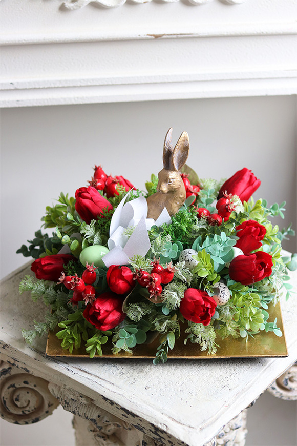Red Easter New, stroik wielkanocny zajączek w tulipanach