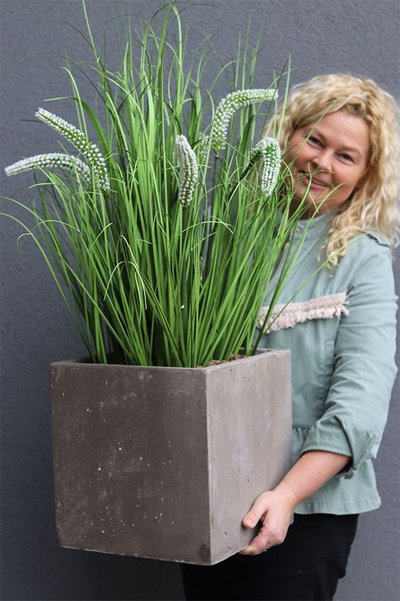 Concrete Modern, wysokiej jakości sztuczna trawa w betonowej donicy