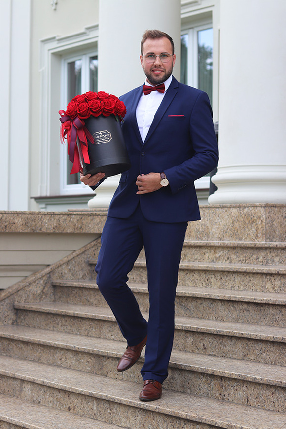 Krystian, romantyczny flowerbox z pąsowymi różami