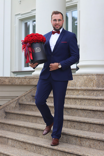 Krystian, romantyczny flowerbox z pąsowymi różami