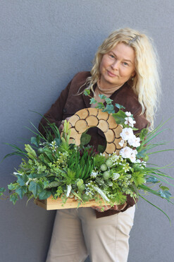 OD RĘKI Wspomnienia Lasu, stroik nagrobny w drewnianej skrzynce, wym.45x60x70cm