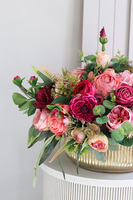 Leonere, kompozycja kwiatowa w złotej misie