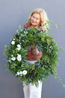 Greenna, zielony wianek na drzwi z różami	