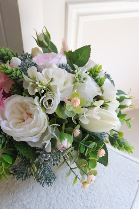 Deluni Ferana, kompozycja kwiatowa z kokardką	