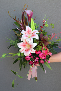 Marita, bukiet nagrobny z liliami, wys.90cm 