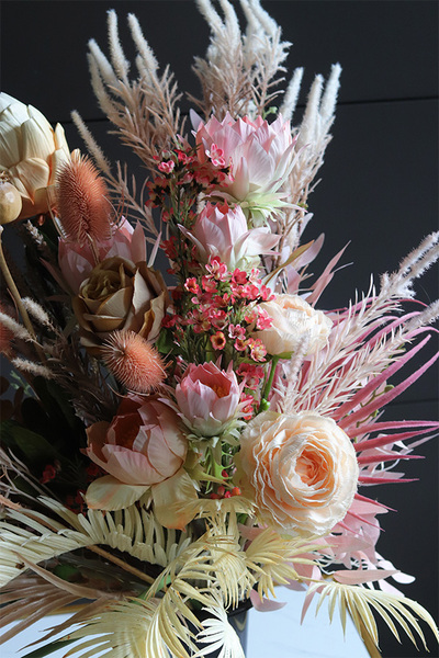 Mortario Protea, nowoczesny bukiet nagrobny do wazonu