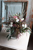 Hassati Milia, efektowna kompozycja kwiatowa w szklanym naczyniu, wym.35x35cm