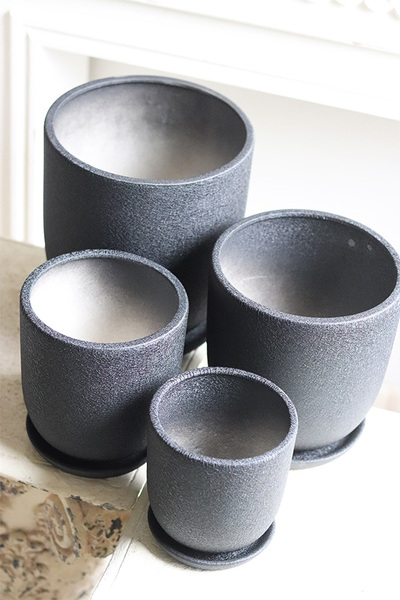 Black Volcan, czarna doniczka na kwiaty z podstawką, okrągła