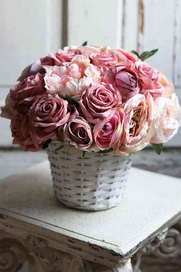 kosz różowych kwiatów, Nenufar, wys.35cm
