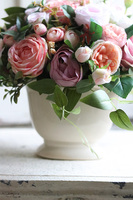 Terenina, kompozycja kwiatowa w kremowym naczyniu, wys.30cm 