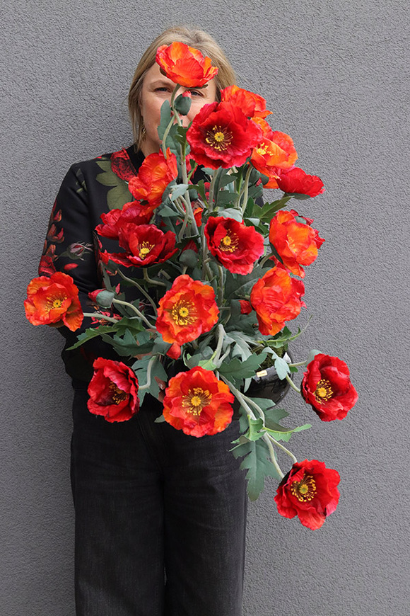 Maki Artista, kompozycja nagrobna w naczyniu