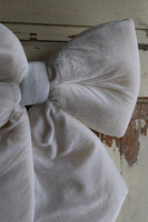 aksamitna kokarda - pluszowa zawieszka, Velurri White, wym.61x40cm 