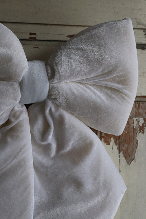 aksamitna kokarda - pluszowa zawieszka, Velurri White, wym.61x40cm 