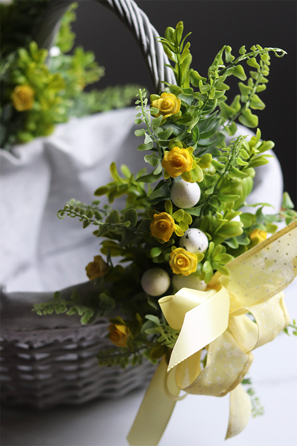 Yellow Time, dekorowany koszyczek wielkanocny z serwetką