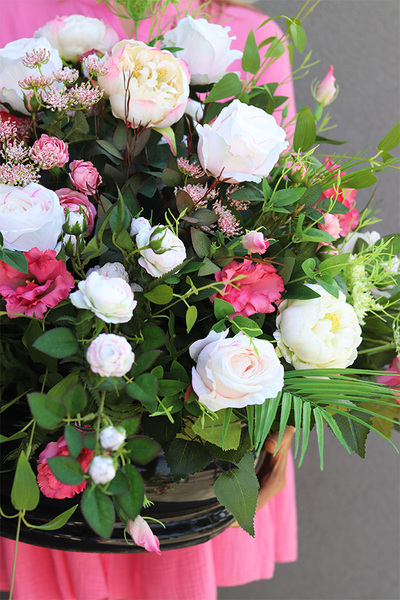 Mullina, różowa kompozycja nagrobna w misie