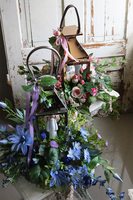 Angelo Garden Roses, kompozycja nagrobna z miedzianym lampionem, wys.53cm