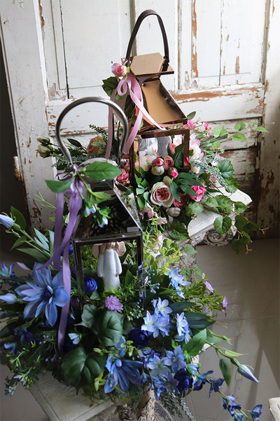 Angelo Garden Roses, kompozycja nagrobna z miedzianym lampionem, wys.53cm