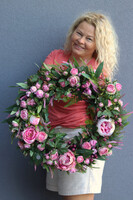 Różowe Dni, słoneczny wianek na drzwi	