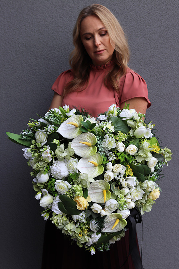 Serce White Star, bogata wiązanka nagrobna z anturium