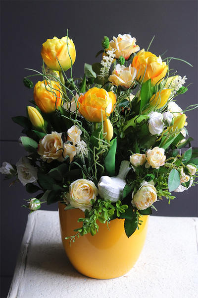 Yellow Easter, żółta dekoracja kwiatowa z tulipanami