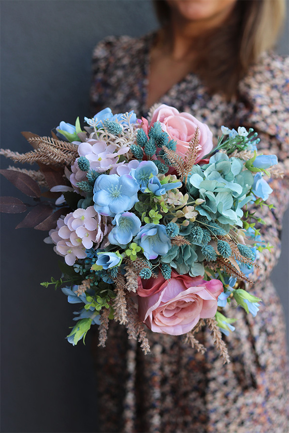 Reffia, kompozycja kwiatowa w naczyniu w groszki