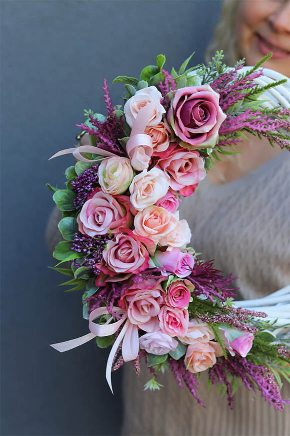 Trenia Allasina, asymetryczny wianek z różyczkami i wrzosem