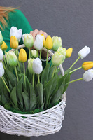 Wiosenne Tulipany, kompozycja z tulipanów w koszyku