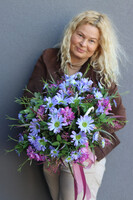 Fioletowe Kosmosy, kompozycja kwiatowa w koszu