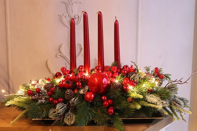 Karminowe Cudo, adwentowy stroik ze świecami na tacce LED