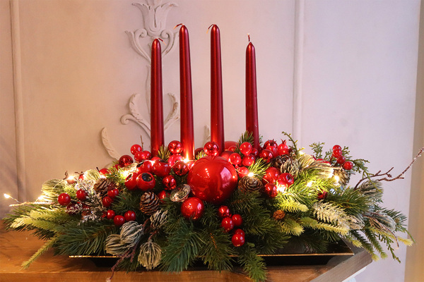 Karminowe Cudo, adwentowy stroik ze świecami na tacce LED