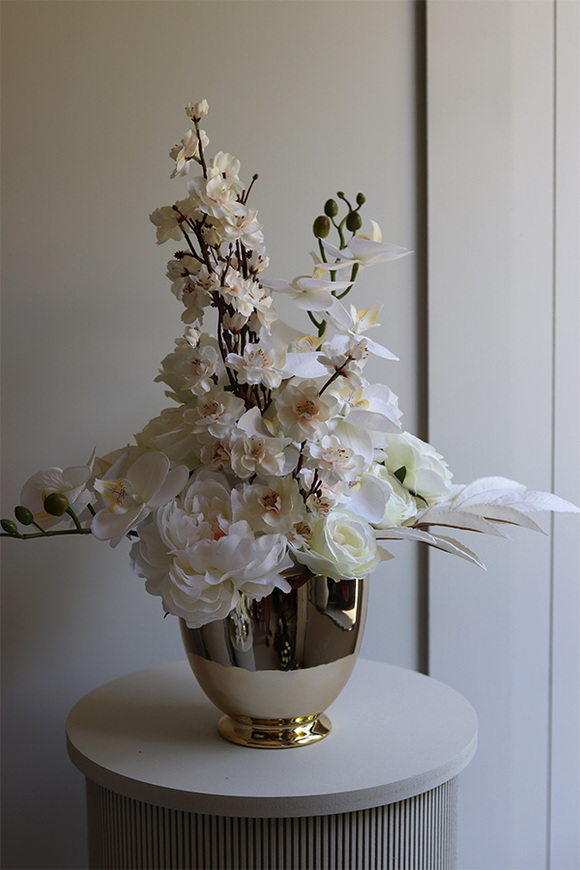 Lorient Gold Tall, kompozycja kwiatowa w złotej misie