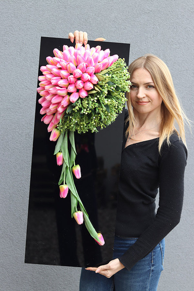 Tulippo New Design Candy 2, dekoracja nagrobna na czarnej podstawie