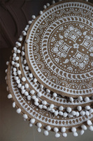 Boho White, okrągła podkładka z juty z wzorem i pomponikami