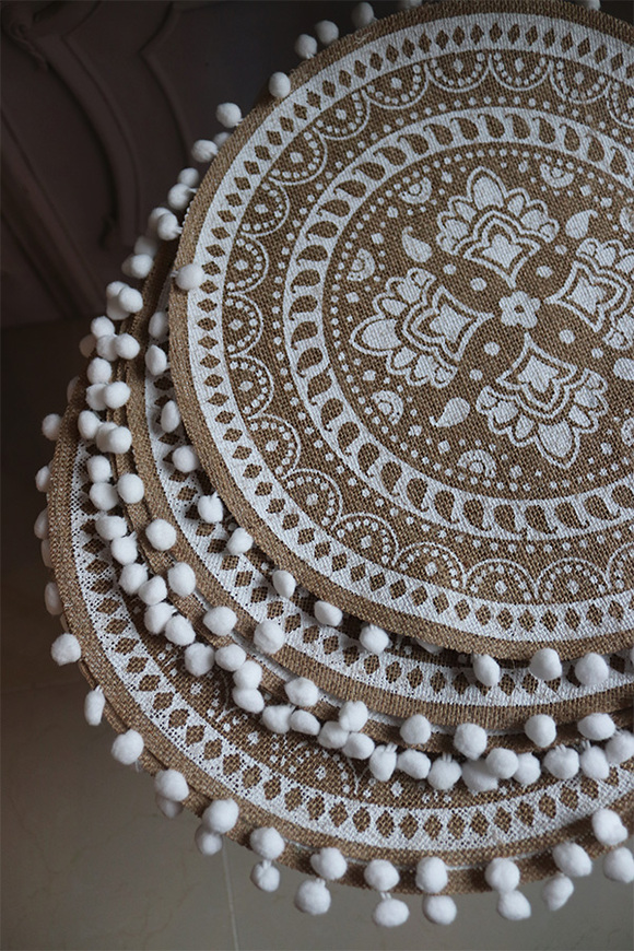 Boho White, okrągła podkładka z juty z wzorem i pomponikami