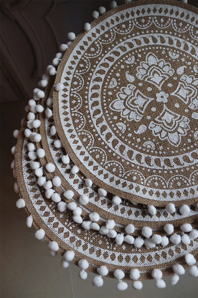 Boho White, okrągła podkładka z juty z wzorem i pomponikami